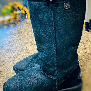 BearPaw Brandy II Suede Women’s Winter Boots Size 10 Black Embossed Leather